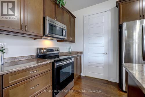 404 Clarkson Gate, Milton, ON - Indoor Photo Showing Kitchen With Stainless Steel Kitchen