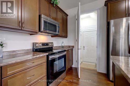 404 Clarkson Gate, Milton, ON - Indoor Photo Showing Kitchen With Stainless Steel Kitchen