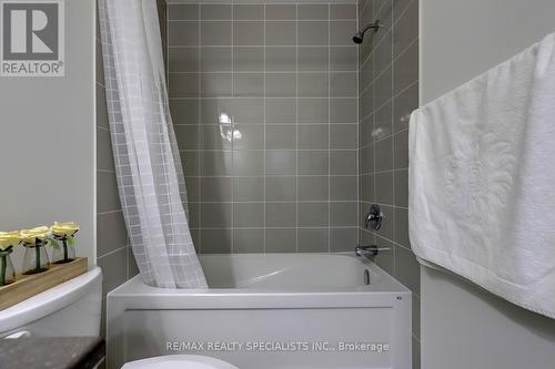 404 Clarkson Gate, Milton, ON - Indoor Photo Showing Bathroom