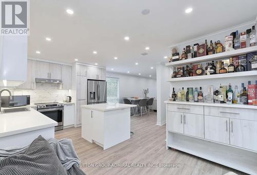 2431 Ploughshare Court, Mississauga, ON - Indoor Photo Showing Kitchen With Upgraded Kitchen