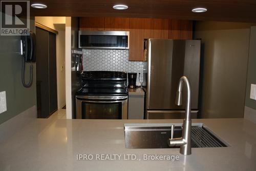 1104A - 3605 Kariya Drive, Mississauga, ON - Indoor Photo Showing Kitchen