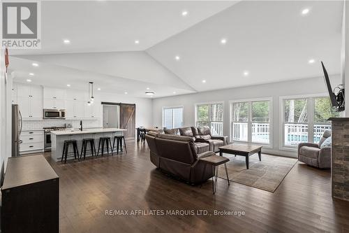 3399 Lakeshore Road, North Glengarry, ON - Indoor Photo Showing Living Room