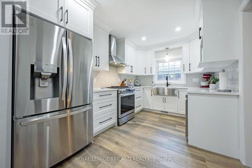 357 Sunset Drive, Central Elgin, ON - Indoor Photo Showing Kitchen With Upgraded Kitchen