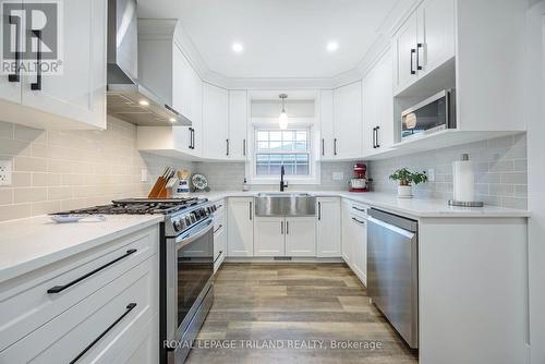 357 Sunset Drive, Central Elgin, ON - Indoor Photo Showing Kitchen With Upgraded Kitchen