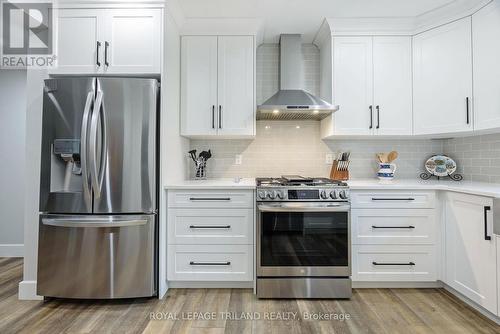 357 Sunset Drive, Central Elgin, ON - Indoor Photo Showing Kitchen With Upgraded Kitchen