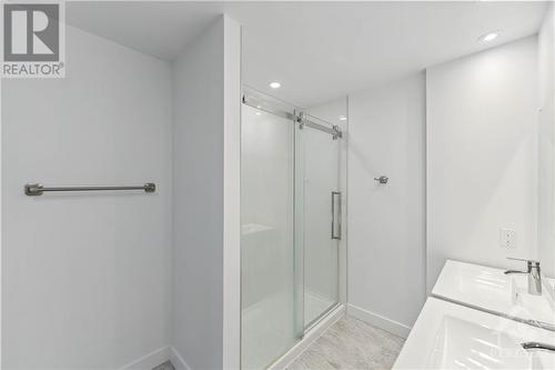 828 Maplewood Avenue, Ottawa, ON - Indoor Photo Showing Bathroom