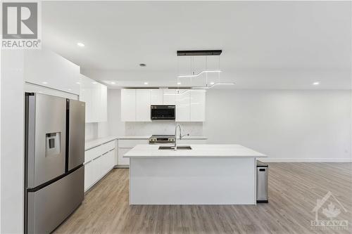 828 Maplewood Avenue, Ottawa, ON - Indoor Photo Showing Kitchen With Upgraded Kitchen