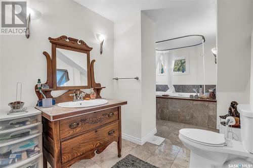 2128 Reynolds Street, Regina, SK - Indoor Photo Showing Bathroom