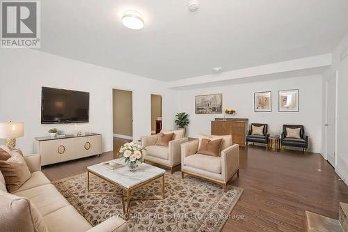 1090 Westmount Avenue, Mississauga, ON - Indoor Photo Showing Living Room