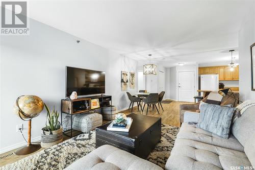 404 2909 Arens Road E, Regina, SK - Indoor Photo Showing Living Room