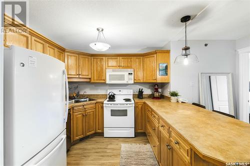 404 2909 Arens Road E, Regina, SK - Indoor Photo Showing Kitchen With Double Sink