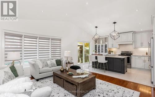 3363 Smoke Tree Road, Mississauga, ON - Indoor Photo Showing Living Room