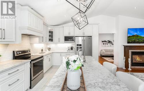 3363 Smoke Tree Road, Mississauga, ON - Indoor Photo Showing Kitchen With Upgraded Kitchen