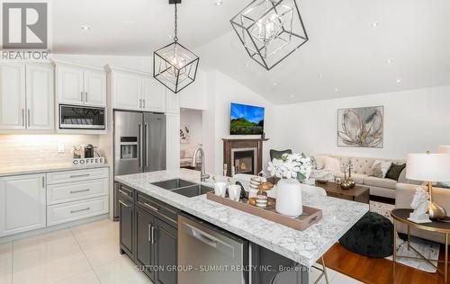 3363 Smoke Tree Road, Mississauga, ON - Indoor Photo Showing Kitchen With Double Sink With Upgraded Kitchen