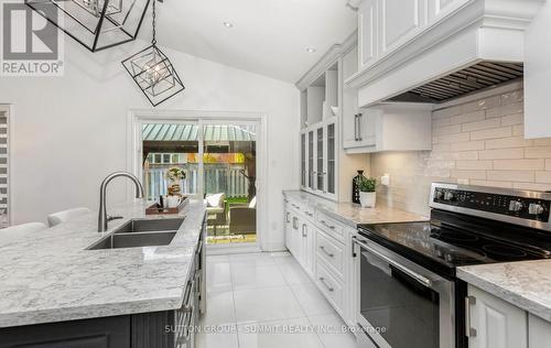 3363 Smoke Tree Road, Mississauga, ON - Indoor Photo Showing Kitchen With Double Sink With Upgraded Kitchen