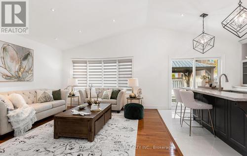 3363 Smoke Tree Road, Mississauga, ON - Indoor Photo Showing Living Room