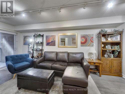 521 - 270 Wellington Street W, Toronto, ON - Indoor Photo Showing Living Room