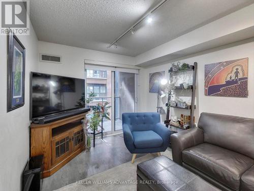 521 - 270 Wellington Street W, Toronto, ON - Indoor Photo Showing Living Room