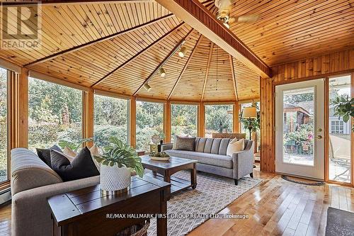 1733 Dufferin Street, Whitby, ON - Indoor Photo Showing Living Room