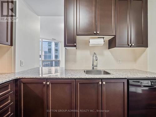 418 - 135 Village Green Square, Toronto, ON - Indoor Photo Showing Kitchen With Upgraded Kitchen