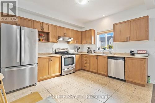 2557 Asima Drive, London, ON - Indoor Photo Showing Kitchen