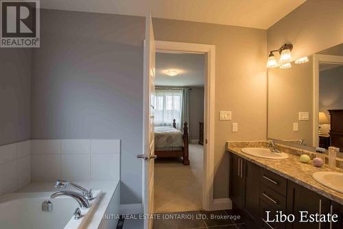 753 Kleinburg Drive, London, ON - Indoor Photo Showing Bathroom