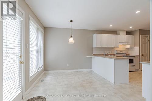 11 - 1755 Louise Boulevard, London, ON - Indoor Photo Showing Kitchen