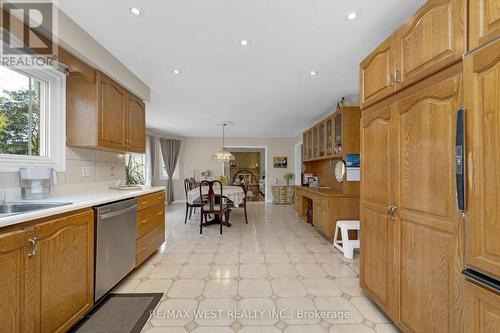 185 Dianawood Ridge, Vaughan, ON - Indoor Photo Showing Kitchen