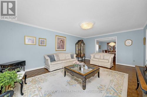 185 Dianawood Ridge, Vaughan, ON - Indoor Photo Showing Living Room