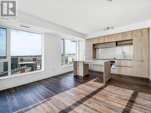 512 - 6 David Eyer Road, Richmond Hill, ON - Indoor Photo Showing Kitchen With Upgraded Kitchen