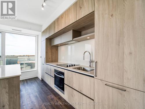 512 - 6 David Eyer Road, Richmond Hill, ON - Indoor Photo Showing Kitchen With Upgraded Kitchen