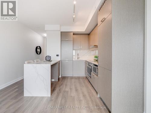 809 - 60 Honeycrisp Crescent, Vaughan, ON - Indoor Photo Showing Kitchen