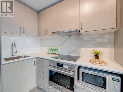 809 - 60 Honeycrisp Crescent, Vaughan, ON - Indoor Photo Showing Kitchen