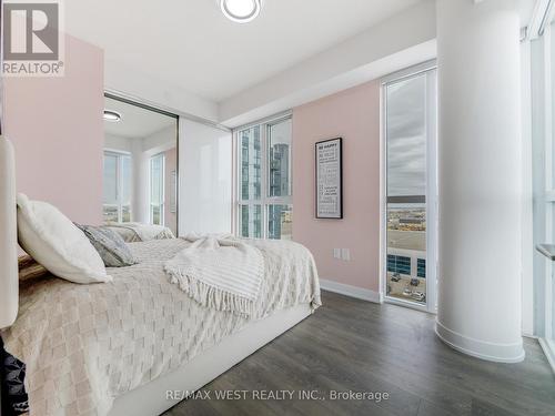 809 - 60 Honeycrisp Crescent, Vaughan, ON - Indoor Photo Showing Bedroom