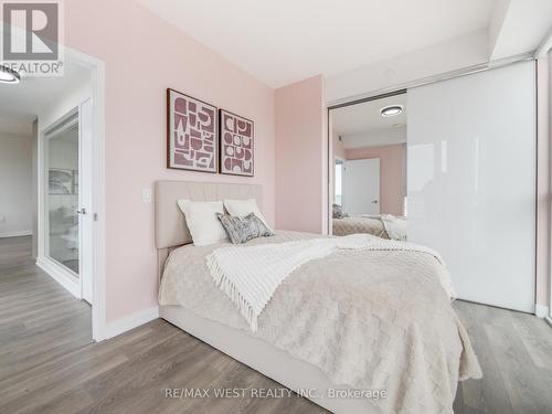 809 - 60 Honeycrisp Crescent, Vaughan, ON - Indoor Photo Showing Bedroom