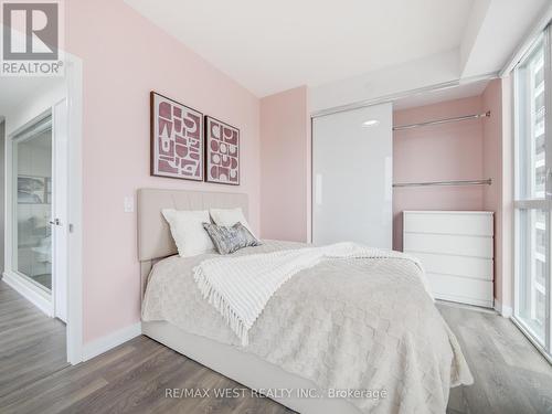 809 - 60 Honeycrisp Crescent, Vaughan, ON - Indoor Photo Showing Bedroom