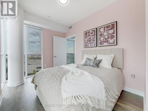 809 - 60 Honeycrisp Crescent, Vaughan, ON - Indoor Photo Showing Bedroom