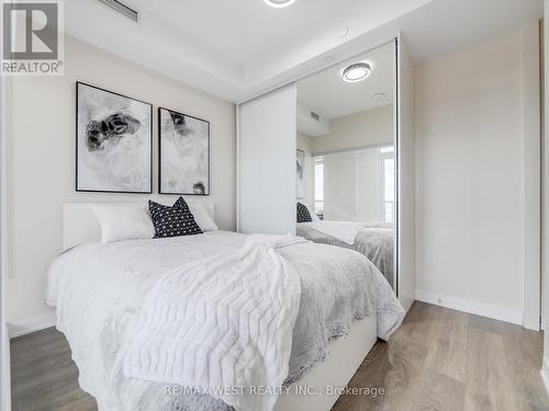 809 - 60 Honeycrisp Crescent, Vaughan, ON - Indoor Photo Showing Bedroom