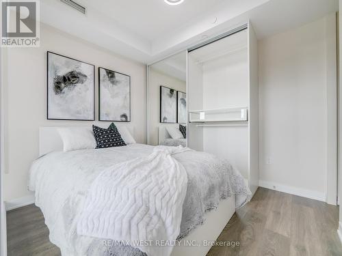 809 - 60 Honeycrisp Crescent, Vaughan, ON - Indoor Photo Showing Bedroom