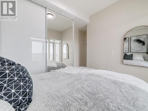 809 - 60 Honeycrisp Crescent, Vaughan, ON - Indoor Photo Showing Bedroom