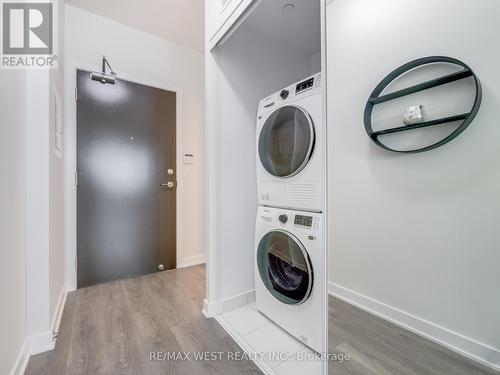 809 - 60 Honeycrisp Crescent, Vaughan, ON - Indoor Photo Showing Laundry Room