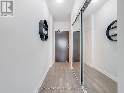 809 - 60 Honeycrisp Crescent, Vaughan, ON - Indoor Photo Showing Other Room