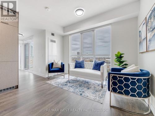 809 - 60 Honeycrisp Crescent, Vaughan, ON - Indoor Photo Showing Living Room