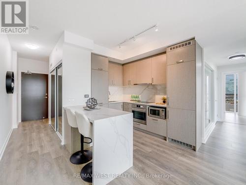 809 - 60 Honeycrisp Crescent, Vaughan, ON - Indoor Photo Showing Kitchen