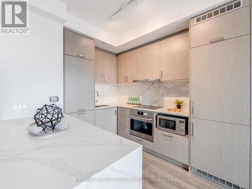 809 - 60 Honeycrisp Crescent, Vaughan, ON - Indoor Photo Showing Kitchen