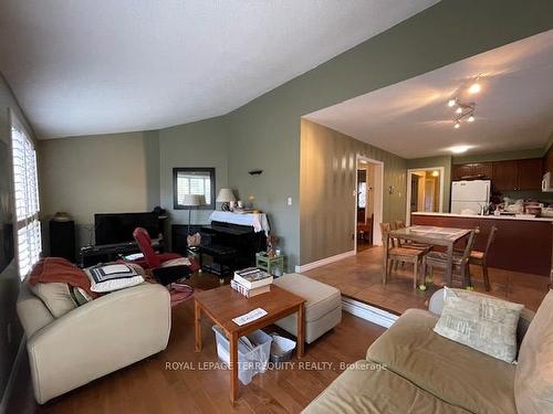 2547 Advent Crt, Mississauga, ON - Indoor Photo Showing Living Room