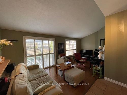 2547 Advent Crt, Mississauga, ON - Indoor Photo Showing Living Room