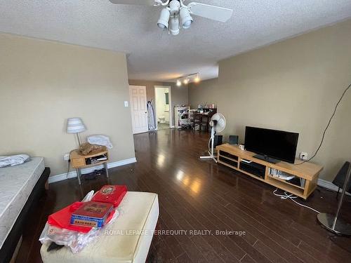 2547 Advent Crt, Mississauga, ON - Indoor Photo Showing Living Room