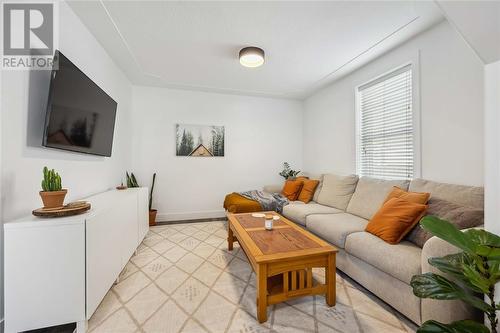 321 Maxwell Street, Sarnia, ON - Indoor Photo Showing Living Room