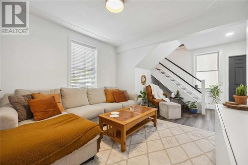 321 Maxwell Street, Sarnia, ON - Indoor Photo Showing Living Room